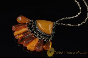 Exclusive VINTAGE Artisan Genuine BALTIC AMBER Pendant 