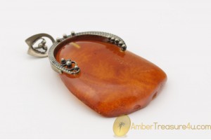 VINTAGE Carved Genuine BALTIC AMBER Pendant 